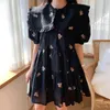 Korejpaa Femmes Robe Été Mode Coréenne Grand Revers Brodé Floral Boucle À Poitrine Lâche Manches Pétillantes Robe 210526