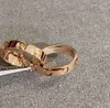 V Guld Lyxkvalitet Dubbelring Anslut Hängsmycke Halsband i Rose Plated för Kvinnor Bröllop Smycken Gift har stämpel PS4787