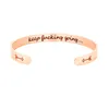 Bracelet de manchette ouvert en acier inoxydable continuez à baiser des bracelets initiaux de lettre personnalisés pour les femmes