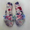 Сексуальные прозрачные сандалии женщины печатающие цветы тапочки летом открытые пальцы цепные слайды плоские сандалии мода радуга флиппы проводов открытый пляж повседневная обувь EU35-43 NO10