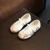 النمط الصيني للأطفال أحذية الفتيات الرقص مطرز عارضة مريحة الأطفال الشقق الأميرة الربيع الصيف أول مشوا