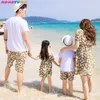 Familia equipada verano pareja playa vestido algodón manga corta impresión camiseta traje madre hija vestidos familia a juego 210713