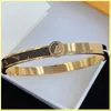 Mens Womens Luxury Designer Bracciale Moda Catena d'oro Lettere Pendenti in pelle L Bracciali per le donne Regalo di gioielli da sposa per le donne 21110105R