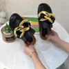 10 Tage geliefert 2021 Branddesign Frauen Slipper Mode große goldene Kette Sandalen Schuhe runden Zehen Slip auf Mules Flat Heel lässige Folien Flip F x0523