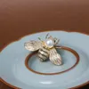 2021 Fashion Varole för Kvinnor Bee Shaped Brosch med Big Pearl Crystal Rhinestone Unika 18K guldpläterade broscher