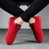 2021 Män Running Shoes Black Red Grey Fashion Mens Trainers Andas Sport Sneakers Storlek 39-44 QH
