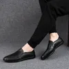 Uomo New Summer Autumn Fashion Scarpe casual cucite a mano Hombre Mocassini con suola morbida Mocassini Uomo Slip-on Leisure Young Driving Shoes