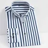 Męskie klasyczne bez żelaza Stretch Striped Basic Sukienka Koszula Pojedynczy Patch Kieszonkowy Biznes Z Długim Rękawem Standardowy Fit Easy Care Shirts 210708
