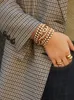 Trendiges 6-teiliges mehrschichtiges, gestapeltes Perlen-Gold-Kugel-Perlen-Armband-Set mit Perlensträngen2405