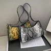 Totes snakeskin mönster kvinnlig väska mode slå färg axel trendig dragkedja handväskor för kvinnor 2021 Retro textur armhålan