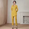 Lässige Damenanzughose zweiteilige schlanke gelbe Damenjacke feminine Mode professionelle kleine Frau 210527