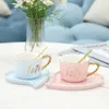 Tazze Tazza da caffè con coppia stampata con motivo a lettera d'amore da 250 ml con manico dorato Set di tazze e piattini in ceramica di colore blu/rosa creativo