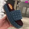 2021 Moda de alta calidad para mujer Zapatillas clásicas Diseñador de lujo Zapatos de playa casuales Sandalias antideslizantes de goma de lona Grande 35-44