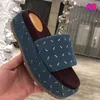 2021 Moda de alta calidad para mujer Zapatillas clásicas Diseñador de lujo Zapatos de playa casuales Sandalias antideslizantes de goma de lona Grande 35-44