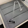 Collier de créateur de luxe Chaîne d'affichage Femmes Hommes Carré Hangtag Argent Blanc Noir Pendentif rectangulaire Lettre Bijoux de mode Colliers pour hommes Noms Designs