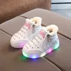 Taille 21-30 Chaussures bébé enfant en bas âge avec lumières Enfants Led Baskets lumineuses résistantes à l'usure Filles Baskets lumineuses avec antidérapant X0703