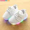 LED-Licht Kinderschuhe Kinderschuhe für Mädchen Jungen Soft Sports Sneakers Casual Girl Boy Toddle Luminous Glowing Light Up Schuhe 210713