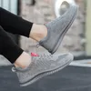 İyi Sneaker Erkekler Koşu Ayakkabıları Mesh Gri Bej Yumuşak Taban Rahat Spor Sneakers Eğitmenler Açık Havada Koşu Yürüyüş Boyutu 39-44