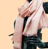 2021 Desingers Classic Silk Scarves Shawl Four Season Man Women Clover Scarf Fashion Letter Flower Style med låda