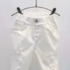 Pantaloni jeans denim bianchi per neonato Primavera Autunno Pantaloni strappati per bambini Pantaloni rotti per bambini Leggings per bambini solidi 2-7 anni 210927