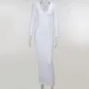 Ribbed stickad bodycon maxi klänning kvinnor stretchy långärmad sexig djup v nacke svart vit se genom grundläggande smala klänningar 210517