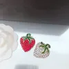 Broche fraise lettre rétro européenne et américaine femmes fille costume revers blanc rouge bijoux de mode accessoires de haute qualité livraison rapide