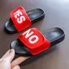 Yaz Çocuk Erkek Terlik Çocuklar Slaytlar Moda Mektup Plaj Terlik Kapalı Açık Ayakkabı Kırmızı Siyah Zapatillas Nios 210713