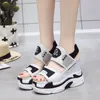 Drop Sommer Frauen Plattform Keil Sandalen Turnschuhe Schwarz Weiß High Heels Offene spitze Dicke Sohle Creepers