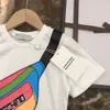 2021SS Cotton T Shirt Kid Summer Boys Designers Kläder Kids Boy Casual Round Neck Short Sleeve Grils Color Pocket Print Baby Clot8198101