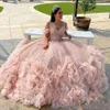 2022 Luksusowa róża Różowe sukienki Quinceanera z Train Pearls Frezowanie Plisowane Wzburzyć Suknia Balowa Słodki 16 Sukienka Zimne Ramię