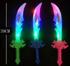 Glowing Light Up Shark Sword Giocattolo per bambini Giocattolo da 15 pollici Luci LED lampeggianti Spade da bucaniere Accessori per costumi di Halloween