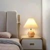 Nordyckie ciepłe lampy stołowe Wysokiej klasy ceramiczna plisowana sypialnia sypialnia nocna światła gałka doustna praca LED Lampa