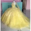 2023 Fiori di pizzo giallo Abiti Quinceanera con cappuccio Tulle Perle Spaghetti senza spalline Abiti da ballo con lacci Abito formale Sweet 15 16 Girls