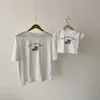 Koreansk stil sommarfamilj matchande uppsättningar Striped Cartoon Bear T-shirt Mother Fader Dotter Son matchar Outfits E1414 210610