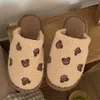 Hiver mignon petit ours motif femmes floue maison pantoufles intérieur Baotou fourrure diapositives chaud chaussures plates imprimer doux chambre maison chaussures Y1120