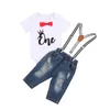 Klädsuppsättningar 0-24m Baby Boys 2 st Outfits Cartoon Letter Printed Bow Tie Romper + Denim Ripped Suspender Gentleman Byxor För Födelsedag