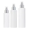 Emballage Bouteille en plastique Blanc Épaule plate PET Collier argenté mat avec couvercle Pompe de presse Spary Vide Conteneur portable rechargeable cosmétique 100 ml 150 ml 200 ml