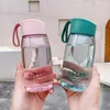 Bouteilles d'eau simples et pratiques personnalisées tasse portable en plastique résistant aux chutes tasses de sport d'impression anglaise transparentes