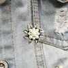 Pins, broscher rshczy mode smycken hög kvalitet vintage silvery brosch imitation vit pärla blomsternålar för kvinnor bröllop tillbehör