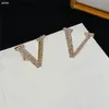 Carta clássica Designer Eardrops Mulheres Charme Brincos Diamante Metal Selo Selo Stud Com Gift Box Set