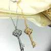 Naszyjniki wiszące 2021 Klasyczny projekt Chiński węzeł Klucz urok Kobiety Srebrny kolor cyrkon Naszyjnik na biżuterię ślubną Prezent269y