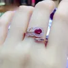 Pierścienie klastra Oryginalna konstrukcja mikro inkrustowana czerwone pióra szlachetne otwieranie regulowanego pierścienia światło luksusowy błyszczący urok srebrny biżuteria