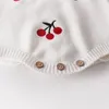 春の秋の赤ちゃんの女の子の衣装服セット生まれのチェリーニットコート+ロンパーススーツの幼児ガールズ服210521