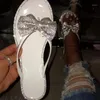 Kapcie Letnie Klapki 2021 Cute Shiny Diamond Bow Kobiety Casual Płaskie Buty Outsize Beach Nosić Rhinestone Damskie Sandały 36-40