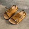 Çocuk Retro Sandalet Erkek Yaz Moda Kalite Ayakkabı Kızlar Serin Plaj Ayakkabı Bebek Metal Mikrofiber Deri Sandalet 210713