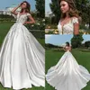 Elegante Uma linha Vestidos de Noiva de Laço Apliques Beach Vestidos Noiva Pescoço Jóia Ruched Satin Feito Personalizado Varredura Train Robes de Mariée