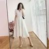 [EAM] Femmes Blanc Élégant Irrégulière Longue Robe Col En V Manches Courtes Coupe Ample Mode Printemps Été 1W513 210512
