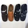 2021 Sandalias de cuero de moda para hombres Zapatillas de caballeros frescos en Sandalias de resbalones de alta calidad de verano con diseño hueco