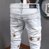 Męskie dżinsy Amerykańskie Streetwear Moda Mężczyźni Lekkie Niebieski Elastyczne Slim Fit Ripped Denim Punk Spodnie Haft Designer Hip Hop Spodnie