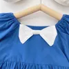2021 Barnkläder Härlig klänning O-nacke med båge kortärmad denim blå 100% bomullsflicka barn eleganta insklänningar